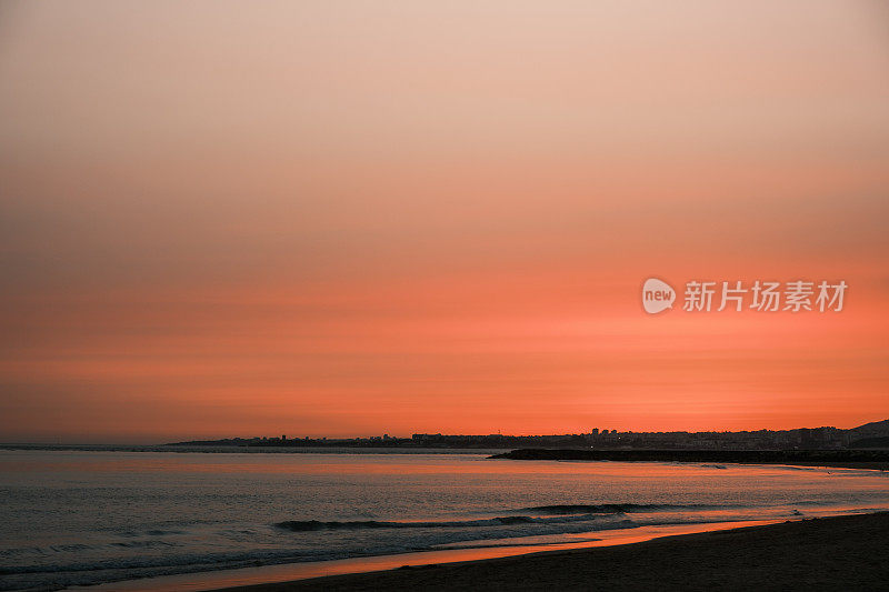 里斯本附近Costa da Caparica São João海滩的日落